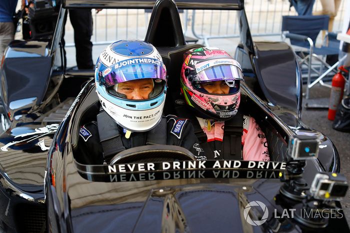 Mika Hakkinen lleva a Sergio Pérez, Force India a un paseo