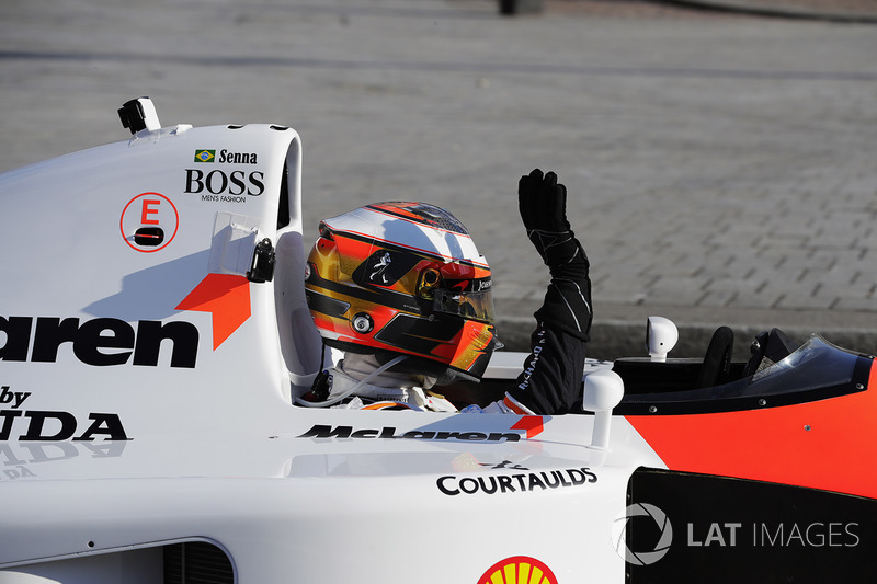 Stoffel Vandoorne, McLaren MCL32, demonstrates the McLaren MP4/6 driven in 1991 by Ayrton Senna