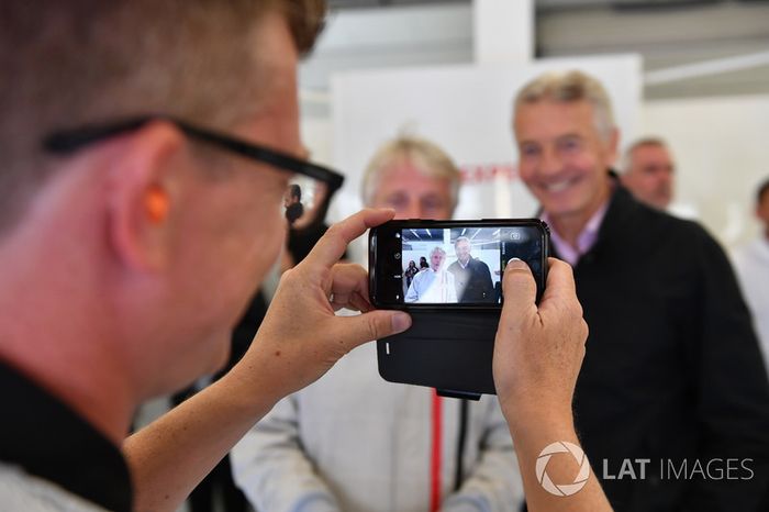 Kevin Eason, F1 Experiences coche de 2 plazas y Tony Gardine, en una cámara de teléfono