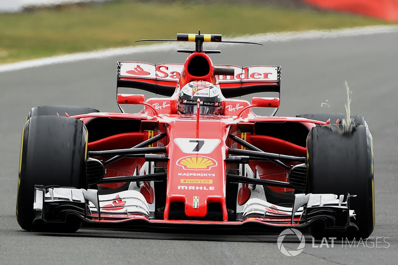 Kimi Raikkonen, Ferrari SF70H, con una foratura all'anteriore