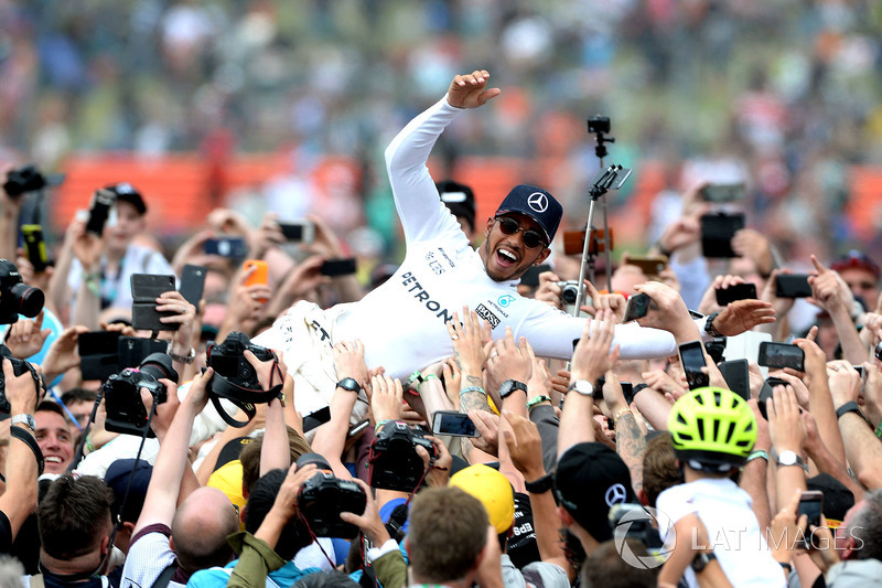 Il vincitore della gara Lewis Hamilton, Mercedes AMG F1 festeggia con i fan nel parco chiuso facendo surf sulla folla