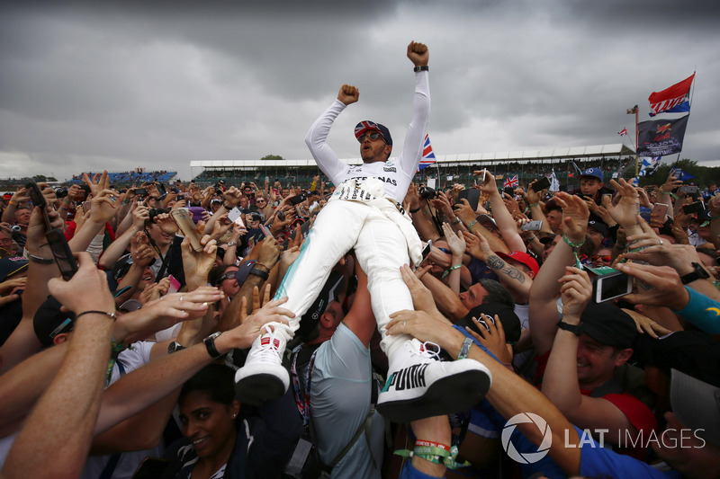 Ganador de la carrera Lewis Hamilton, Mercedes AMG F1, celebra la victoria con los aficionados