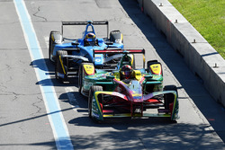 Daniel Abt, ABT Schaeffler Audi Sport, et Sébastien Buemi, Renault e.Dams, entrent dans les stands