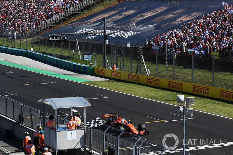 Фернандо Алонсо, McLaren MCL32, фінішує