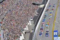 Chase Elliott, Hendrick Motorsports Chevrolet and Dale Earnhardt Jr., Hendrick Motorsports Chevrolet start