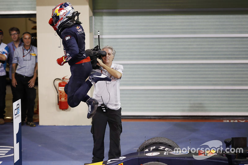 Pierre Gasly, PREMA Racing springt uit zijn auto en viert zijn overwinning in Parc Ferme