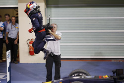 Pierre Gasly, PREMA Racing saute de sa voiture en fêtant sa victoire dans le Parc Fermé