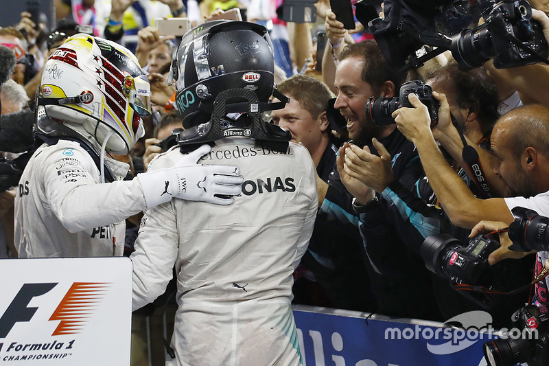 Nico Rosberg feiert den WM-Titelgewinn 2016