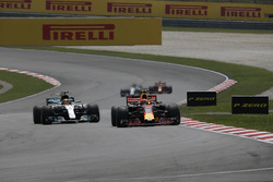 Max Verstappen, Red Bull Racing RB13 devant Lewis Hamilton, Mercedes-Benz F1 W08