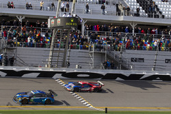 Checkered flag for #66 Ford Performance Chip Ganassi Racing Ford GT: Joey Hand, Dirk Müller, Sébastien Bourdais