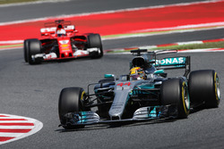 Льюіс Хемілтон, Mercedes AMG F1 W08, Себастьян Феттель, Ferrari SF70H
