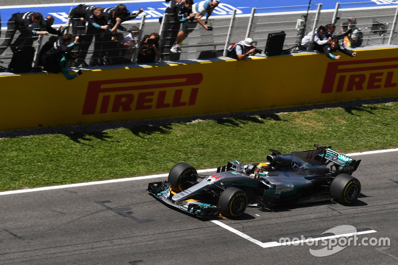 Ganador de la carrera Lewis Hamilton, Mercedes-Benz F1 W08 cruza la línea de meta