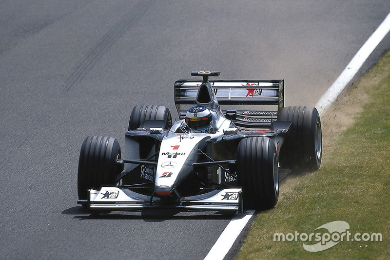 El finlandés inmediatamente regresó a boxes, donde se le instaló una nueva rueda. Hakkinen regresó a la carrera; después de unas vueltas se vio obligado a retirarse por razones de seguridad ya que el montaje de la rueda no estaba bien.