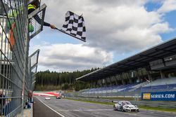 Checkered flag for #911 Herberth Motorsport Porsche 991 GT3 R: Daniel Allemann, Robert Renauer, Alfred Renauer