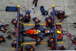 Daniel Ricciardo, Red Bull Racing RB13, makes a stop