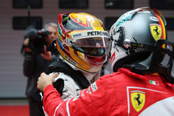 Sebastian Vettel, Ferrari, félicite Lewis Hamilton, Mercedes AMG, dans le parc fermé