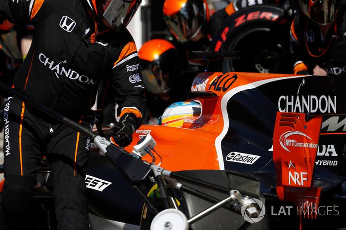 Fernando Alonso, McLaren MCL32, en pits