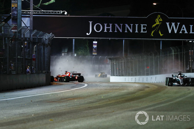 Sebastian Vettel, Ferrari SF70H, kaza yapıyor ve Lewis Hamilton, Mercedes AMG F1 W08, onu geçiyor