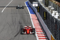 Kimi Raikkonen, Ferrari SF70H, Lewis Hamilton, Mercedes AMG F1 W08