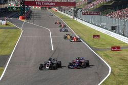 Romain Grosjean, Haas F1 Team VF-17 y Pierre Gasly, Scuderia Toro Rosso STR12