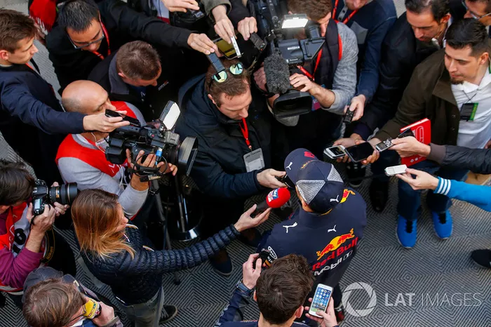 Daniel Ricciardo, Red Bull Racing, con los medios