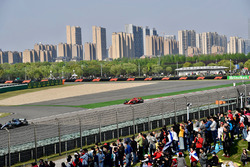 Lewis Hamilton, Mercedes-AMG F1 W09 EQ Power+ en Kimi Raikkonen, Ferrari SF71H
