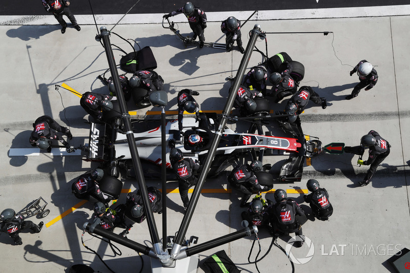 Romain Grosjean, Haas F1 Team VF-18 Ferrari, makes a pit stop