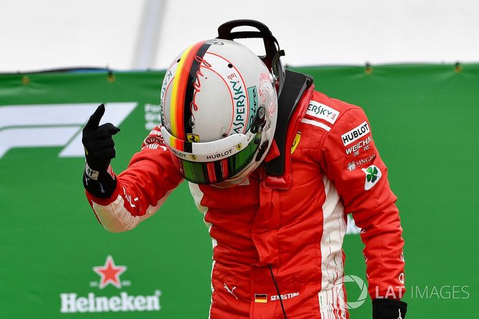 El ganador de la carrera de Canadá, Sebastian Vettel, Ferrari, celebra en parc ferme
