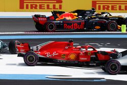 Carlos Sainz Jr., Renault Sport F1 Team R.S. 18, Daniel Ricciardo, Red Bull Racing RB14, sfilano mentre Sebastian Vettel, Ferrari SF71H, Valtteri Bottas, Mercedes AMG F1 W09, finiscono fuori pista alla partenza