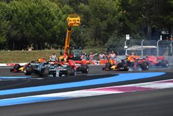 Lewis Hamilton, Mercedes-AMG F1 W09 lidera al comienzo de la carrera como Sebastian Vettel, Ferrari SF71H golpea Valtteri Bottas, Mercedes-AMG F1 W09