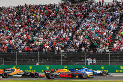 Daniel Ricciardo, Red Bull Racing RB13 en Pascal Wehrlein, Sauber C36 in gevecht bij de start