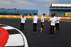 Stoffel Vandoorne, McLaren y Gil De Ferran, director deportivo de McLaren recorren la pista