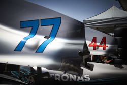 Lewis Hamilton ve Valtteri Bottas Mercedes AMG F1 W09'ın parçaları