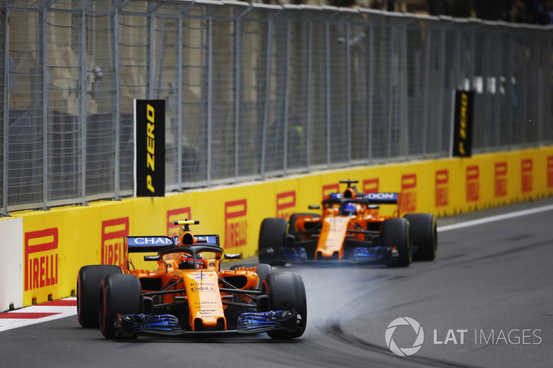 Stoffel Vandoorne, McLaren MCL33 Renault, leads Fernando Alonso, McLaren MCL33 Renault