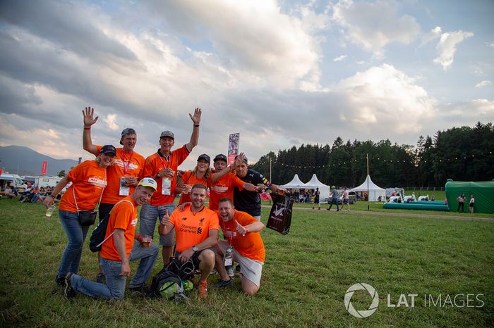 Aficionados de Max Verstappen, Red Bull Racing, en el cámping