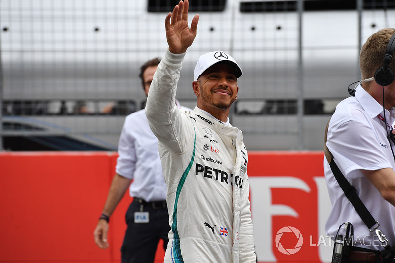 Il secondo qualificato Lewis Hamilton, Mercedes-AMG F1, festeggia nel parco chiuso