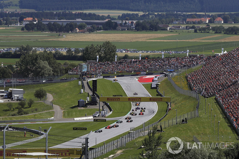 Lewis Hamilton, Mercedes-AMG F1 W09 leads at the start of the race