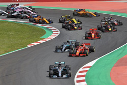 Lewis Hamilton, Mercedes AMG F1 W09, Sebastian Vettel, Ferrari SF71H, Valtteri Bottas, Mercedes AMG F1 W09, Kimi Raikkonen, Ferrari SF71H, Max Verstappen, Red Bull Racing RB14, Daniel Ricciardo, Red Bull Racing RB14, on the opening lap