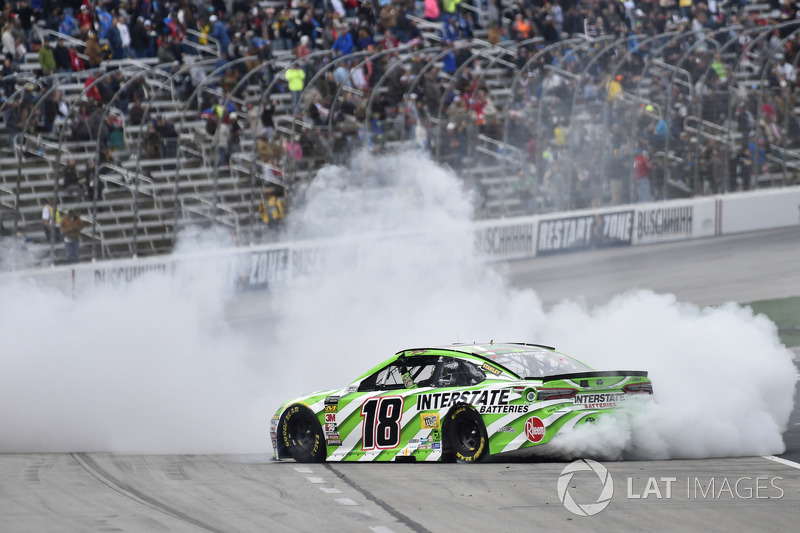Race winner Kyle Busch, Joe Gibbs Racing, Toyota Camry Interstate Batteries