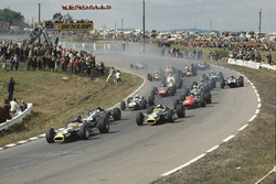 Старт: Грэм Хилл, Lotus 49 Ford, Дэн Герни, Eagle T1G Weslake, Джим Кларк, Lotus 49 Ford, Крис Эймон, Ferrari 312