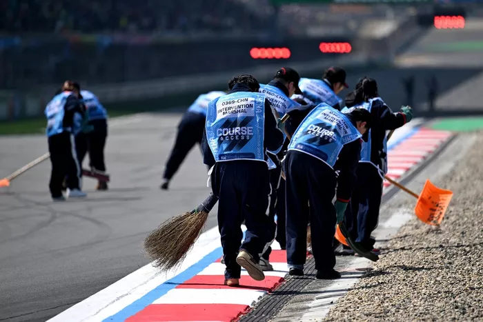 Los comisarios barren la pista.