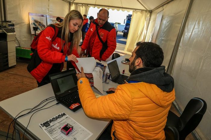 Verificaciones en Paul Ricard antes del embarque del Dakar 2020