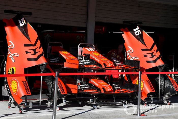 Cubierta del motor y alerón delantero del Ferrari SF90 