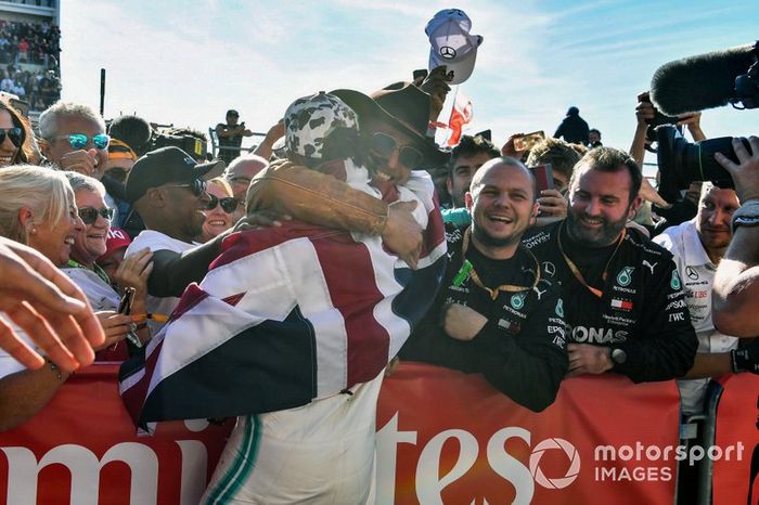 Lewis Hamilton świętuje szóste mistrzostwo świata F1 