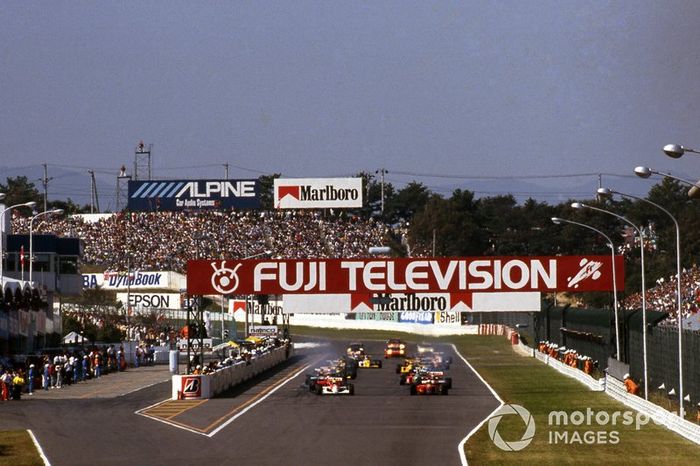 Ayrton Senna, McLaren MP4/5B and Alain Prost, Ferrari 641/2 lead away at the start