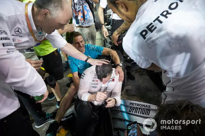 Lewis Hamilton, Mercedes AMG F1, primo classificato, versa lo champagne su Peter Bonnington, ingegnere di pista, Mercedes AMG, mentre il team festeggia