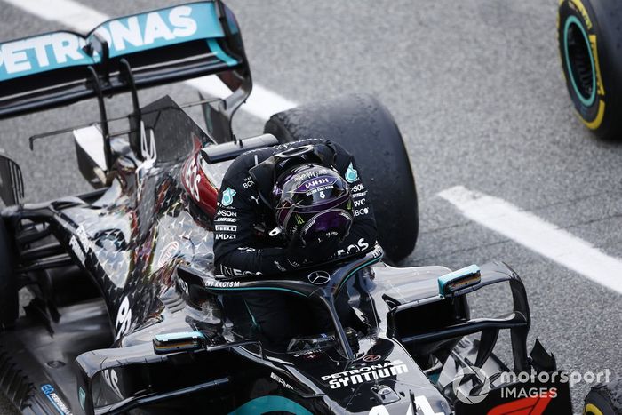 Ganador Lewis Hamilton, Mercedes-AMG Petronas F1, celebra Parc Ferme