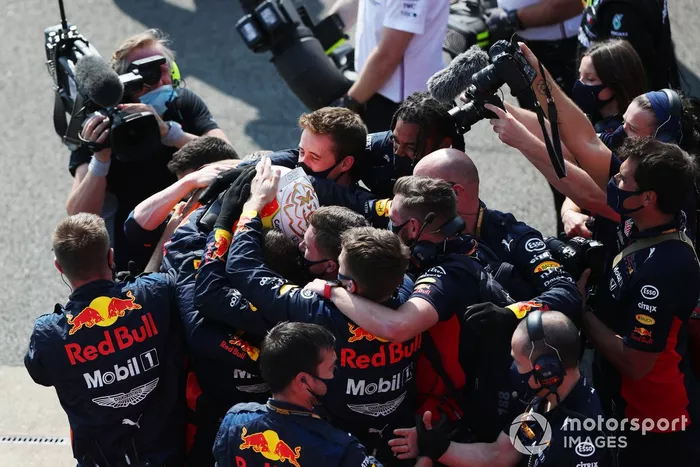 Max Verstappen, Red Bull Racing, 1ª posición, celebra la victoria con su equipo en Parc Ferme