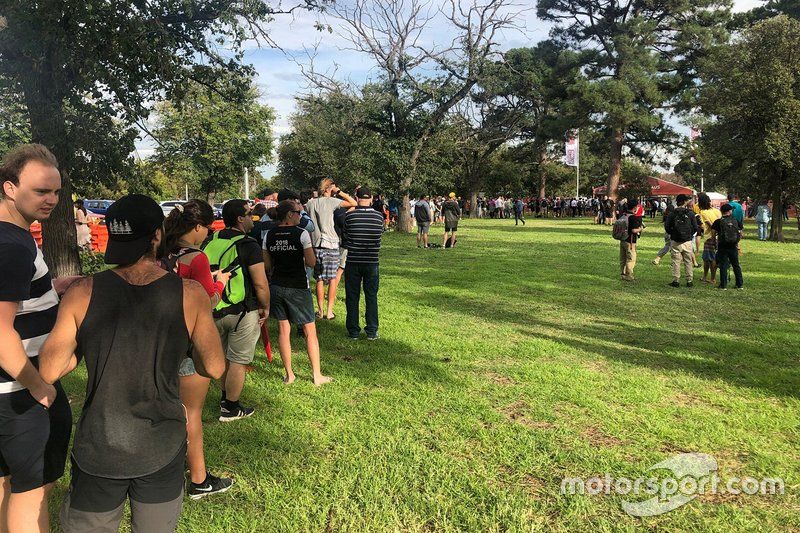 Filas de fans fuera de la puerta 10 