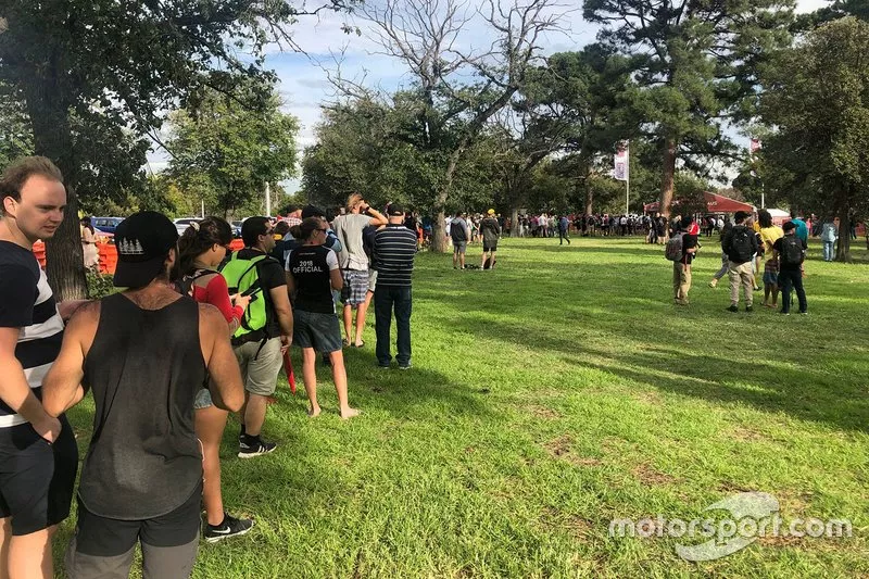 Filas de fans fuera de la puerta 10 